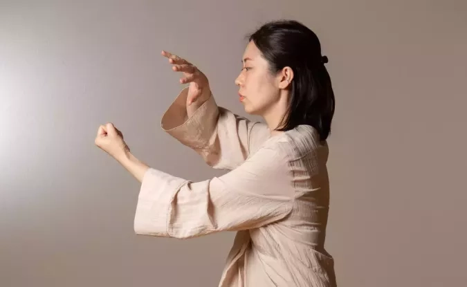 une danseuse se déplaçant au rythme d'une musique