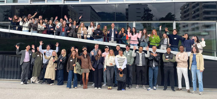 Etudiants posant devant la HEG-Genève