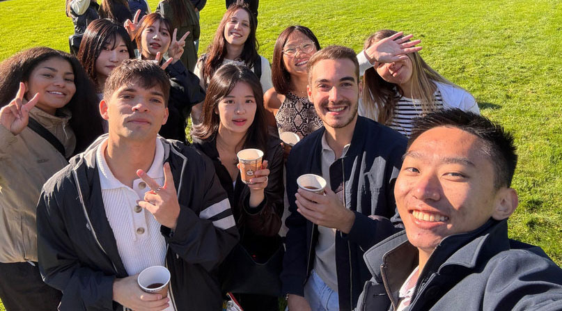 Etudiants dans un parc