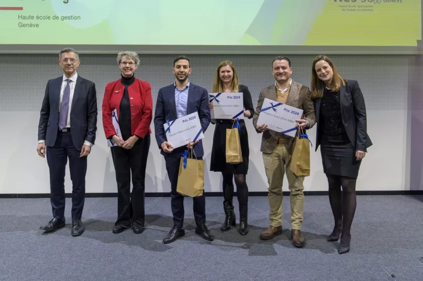 Prix impact 2024 EMBA décerné à Rani Abu Harthieh Rodolfo Docampo Emile Galland Priscille Lambelet par Anne Hornung-Soukup