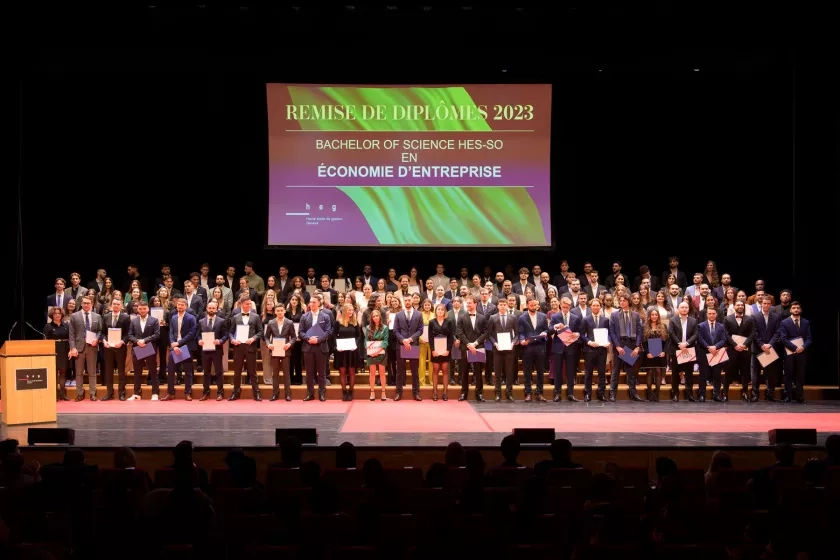 Ensemble des diplômé-es 2023 de la filière Économie d’entreprise
