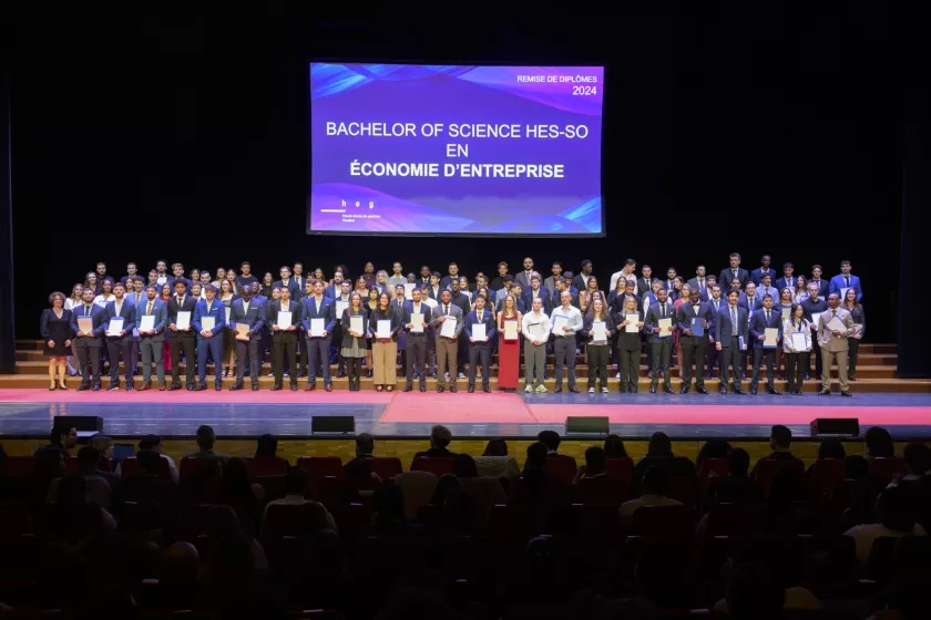 Ensemble des diplômé-es 2024 de la filière Économie d’entreprise