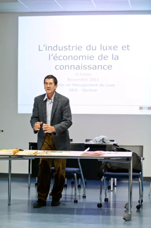 Dominique Foray, Chaire d'Economie et Management de l'Innovation, Collège du Management de l' EPFL, 10.11.2011, conférence sur «  L'industrie du luxe et l'économie de la connaissance ». Copyright Yunus Durukan