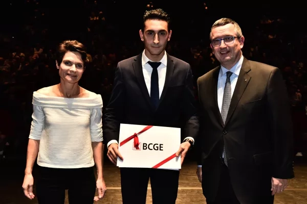 Aviv Merci reçoit le Prix BCGE, remis par Claude Bagnoud, membre de la Direction générale.