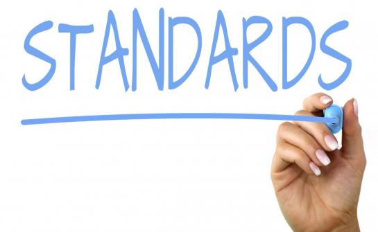 Hand drawing the word Standards. "Standards" par Nick Youngson licence sous CC BY-SA 3.0