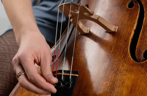 Gros plan sur un violoncelle
