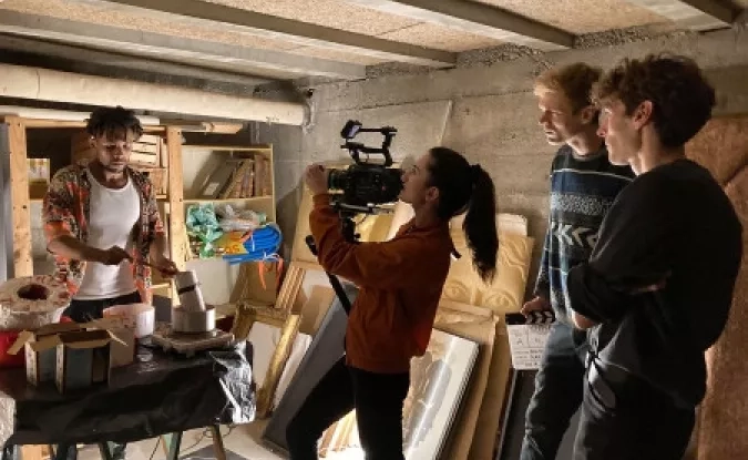 4 étudiants en cinéma dont une avec une caméra